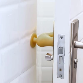 غطاء سيليكون آمن لمقابض الأبواب للأطفال